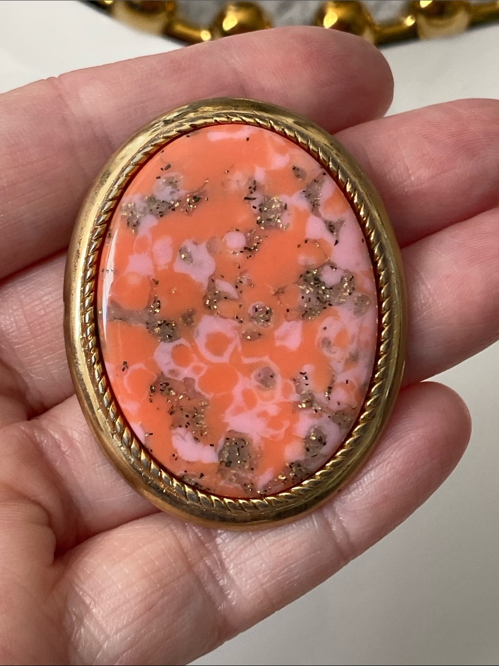 Sarah Coventry Gold-Trim “Coraline” Coral Pink Marbled Oval Brooch - Picture 3 of 3
